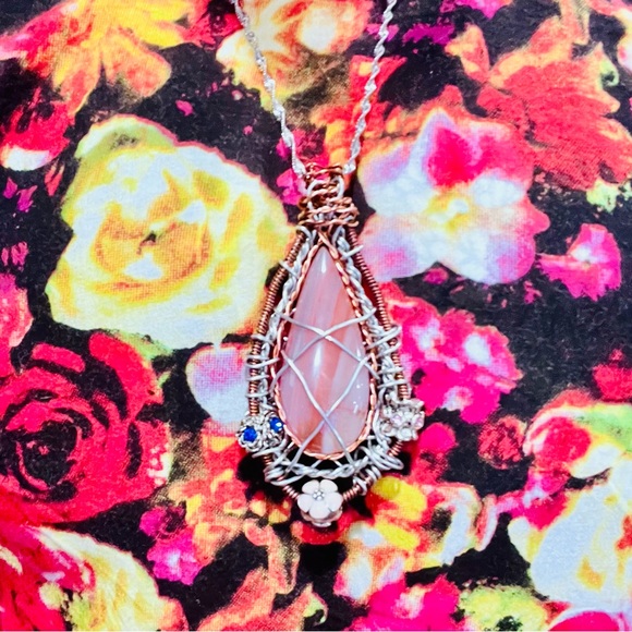 Extravagant Lace Agate Statement Necklace - Picture 7 of 7